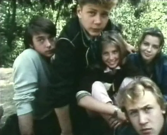 Воскресенье, половина седьмого (1988) смотреть онлайн Воскресенье, половина седьмого (1988) сериал смотреть онлайн