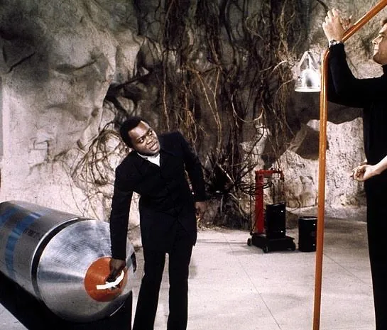 Живи и дай умереть (1973) в хорошем качестве смотреть онлайн Живи и дай умереть (1973) фильм в хорошем качестве смотреть онлайн