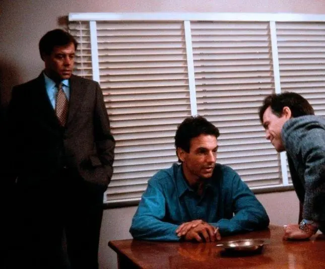 Осторожный незнакомец (1986) смотреть онлайн Осторожный незнакомец (1986) фильм смотреть онлайн