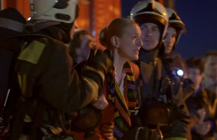 Между двух огней (2014) смотреть онлайн Между двух огней (2014) сериал смотреть онлайн