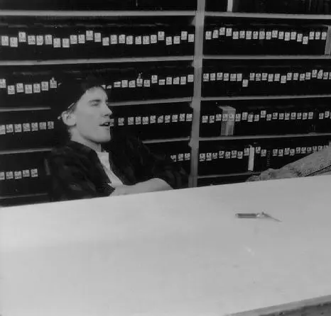 Клерки (1994) в хорошем качестве смотреть онлайн Клерки (1994) фильм в хорошем качестве смотреть онлайн