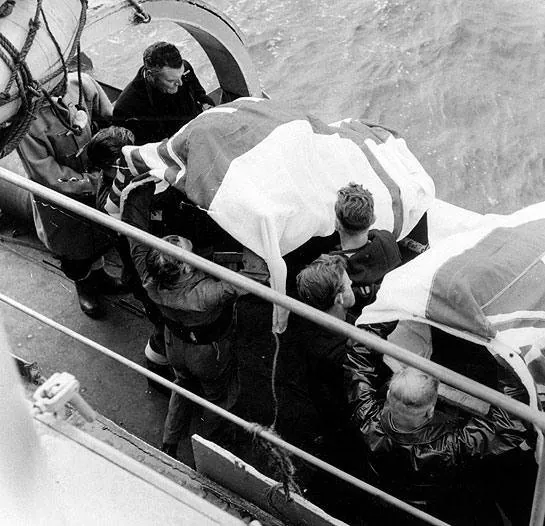 Жестокое море (1953) смотреть онлайн бесплатно Жестокое море (1953) фильм смотреть онлайн бесплатно