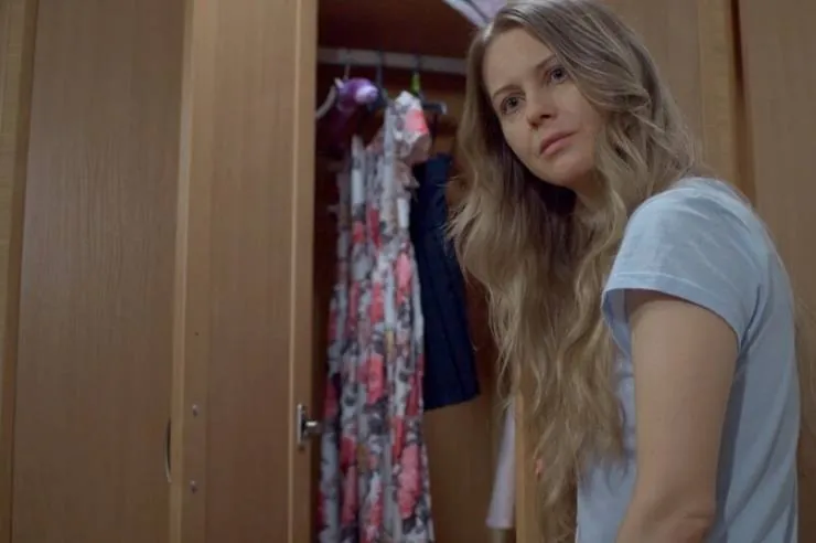 Она на меня смотрит (2020) в хорошем качестве смотреть онлайн Она на меня смотрит (2020) фильм в хорошем качестве смотреть онлайн