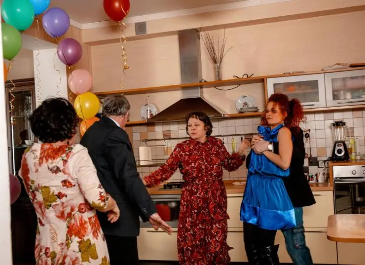 Аист на крыше (2021) 1 сезон 1-1,2,3,4 серия смотреть онлайн Аист на крыше (2021) сериал 1-1,2,3,4 серию 1 сезона смотреть онлайн