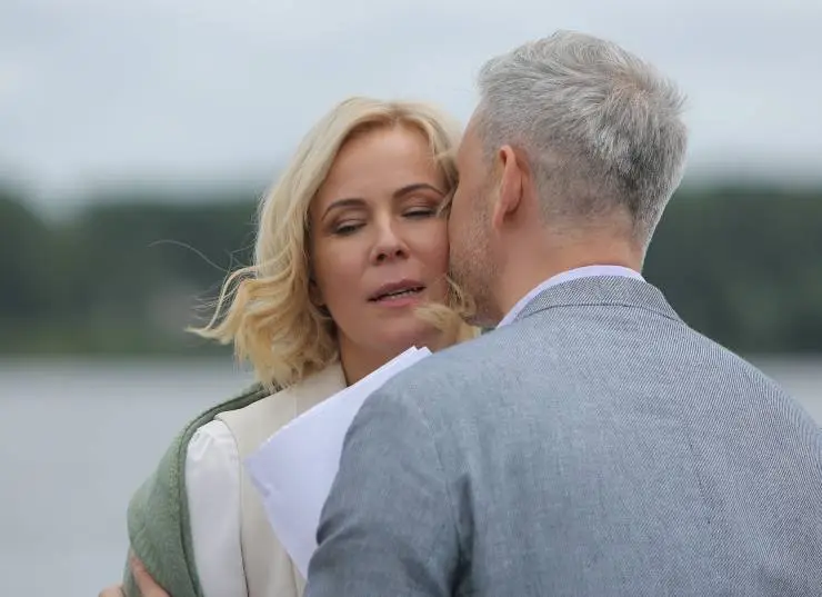 Пригласи в дом призрака (2021) 1 сезон 1-1,2 серия в хорошем качестве смотреть онлайн Пригласи в дом призрака (2021) сериал 1-1,2 серию 1 сезона в хорошем качестве смотреть онлайн