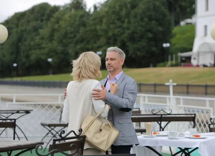 Пригласи в дом призрака (2021) 1 сезон 1-1,2 серия смотреть онлайн бесплатно Пригласи в дом призрака (2021) сериал 1-1,2 серию 1 сезона смотреть онлайн бесплатно