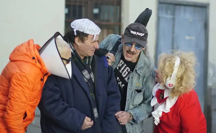 Золотые соседи (2022) смотреть онлайн бесплатно Золотые соседи (2022) фильм смотреть онлайн бесплатно