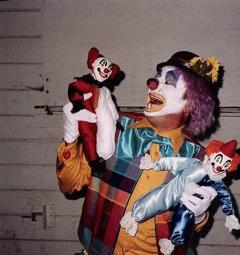 Дом клоунов (1988) в хорошем качестве смотреть онлайн Дом клоунов (1988) фильм в хорошем качестве смотреть онлайн