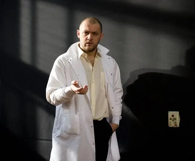 Быть или не быть (2011) в хорошем качестве смотреть онлайн Быть или не быть (2011) фильм в хорошем качестве смотреть онлайн