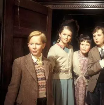 Хроники Нарнии: Лев, колдунья и платяной шкаф (1988) смотреть онлайн Хроники Нарнии: Лев, колдунья и платяной шкаф (1988) сериал смотреть онлайн