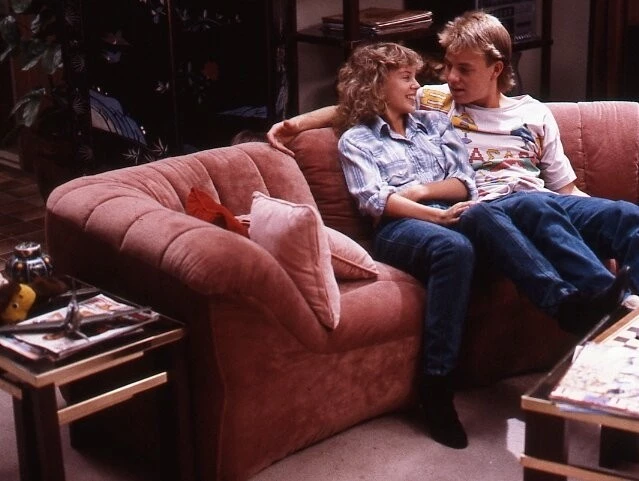 Соседи (1985) смотреть онлайн Соседи (1985) сериал смотреть онлайн