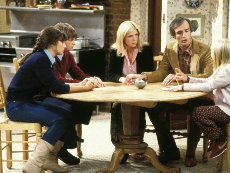 Семейные узы (1982) смотреть онлайн Семейные узы (1982) сериал смотреть онлайн