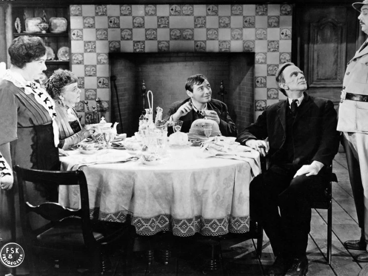 Мышьяк и старые кружева (1944) в хорошем качестве смотреть онлайн Мышьяк и старые кружева (1944) фильм в хорошем качестве смотреть онлайн