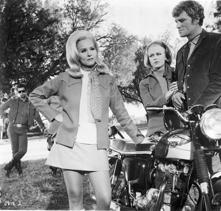 Банда в мини-юбках (1968) смотреть онлайн Банда в мини-юбках (1968) фильм смотреть онлайн