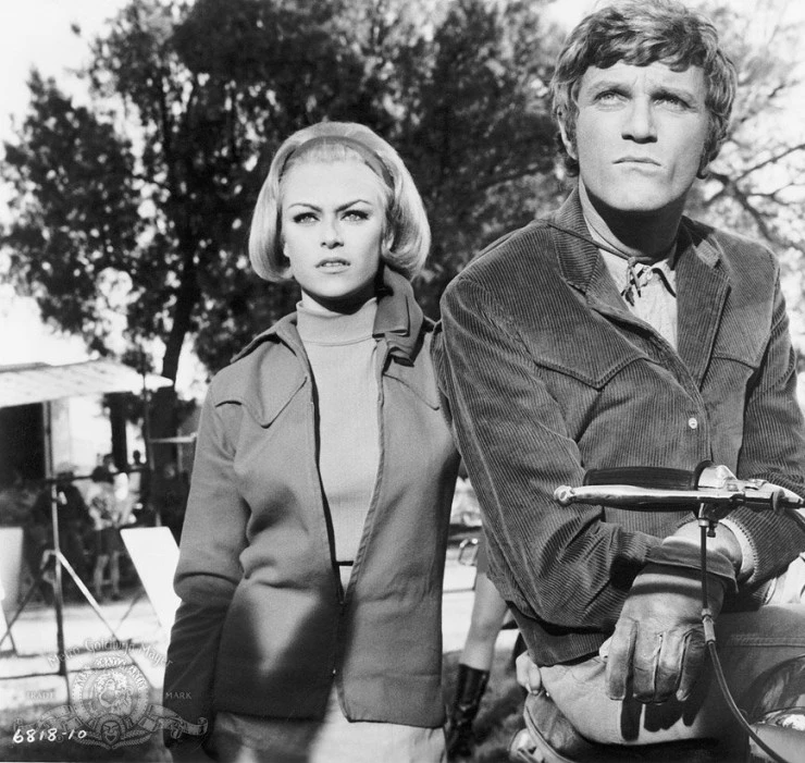 Банда в мини-юбках (1968) смотреть онлайн бесплатно Банда в мини-юбках (1968) фильм смотреть онлайн бесплатно