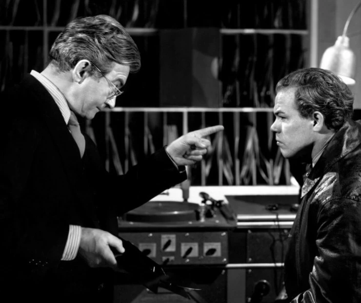 Вне подозрений (1947) смотреть онлайн бесплатно Вне подозрений (1947) фильм смотреть онлайн бесплатно