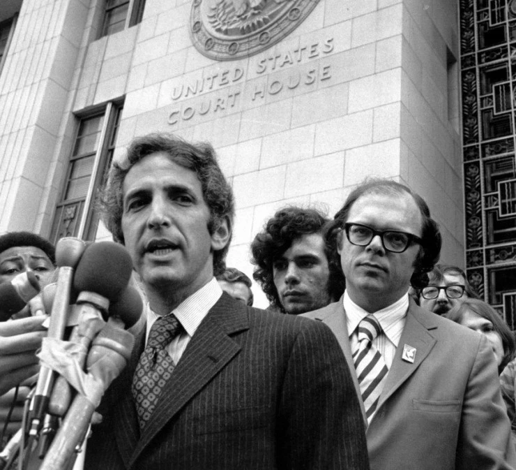 Дэниэл Эллсберг – самый опасный человек в Америке (2009) смотреть онлайн Дэниэл Эллсберг – самый опасный человек в Америке (2009) фильм смотреть онлайн